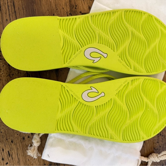 Olukai AKA flip flop
Sandals new in bag - Picture 6 of 11